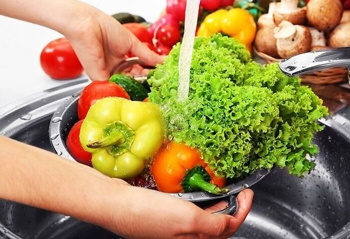 pranje zelenjave in zelišč za preprečevanje okužbe s paraziti