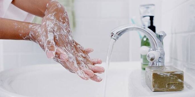 umivanje rok z milom za preprečevanje črvov